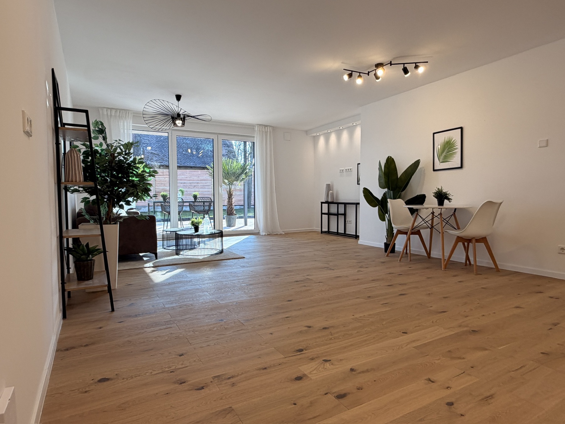 Offener Wohnbereich mit Blick zum Garten